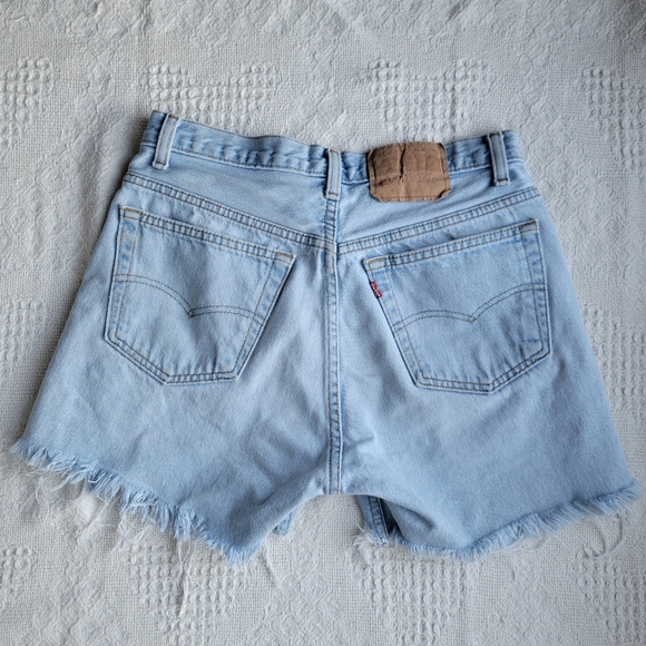 Levi's High Rise Raw Hem Denim Casual Summer Beach Jean Short - Light wash - Picture 2 of 10